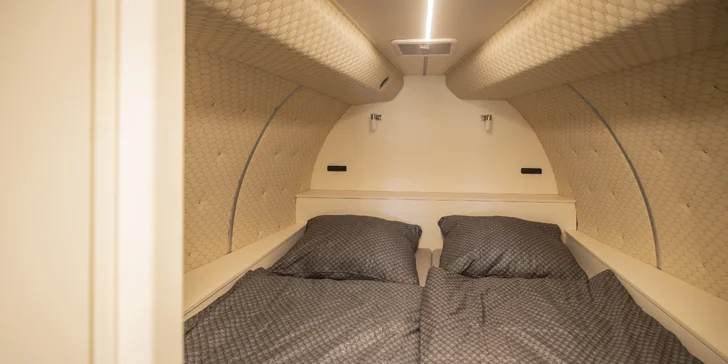 Ubytovanie v lietadle uprostred prírody pre 4 osoby: kúpeľňa, kuchyňa aj wellness