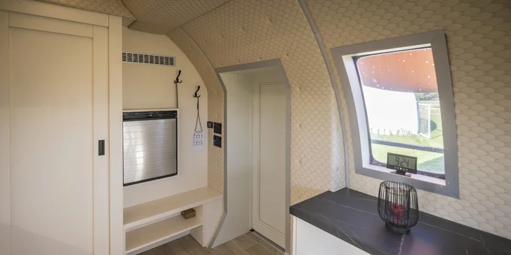 Ubytovanie v lietadle uprostred prírody pre 4 osoby: kúpeľňa, kuchyňa aj wellness