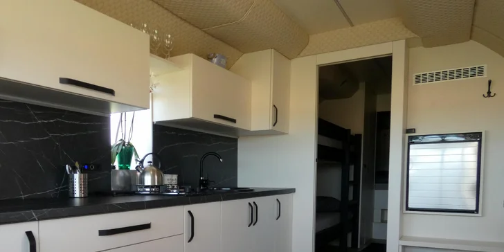 Ubytovanie v lietadle uprostred prírody pre 4 osoby: kúpeľňa, kuchyňa aj wellness