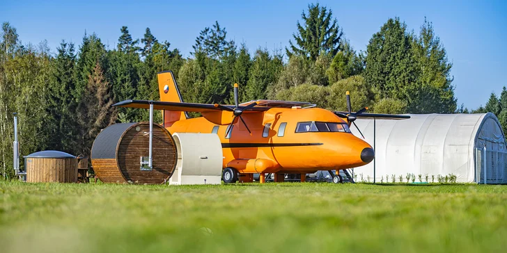 Ubytovanie v lietadle uprostred prírody pre 4 osoby: kúpeľňa, kuchyňa aj wellness