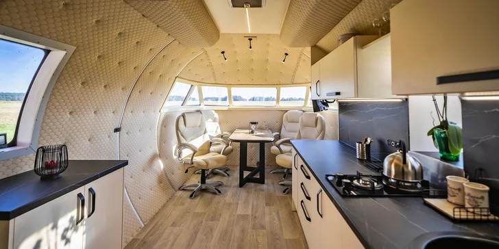 Ubytovanie v lietadle uprostred prírody pre 4 osoby: kúpeľňa, kuchyňa aj wellness