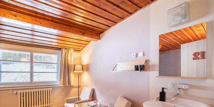 Aktívna dovolenka v Orlických horách pre pár aj rodinu: retro izba, štúdio alebo apartmán s kuchynkou