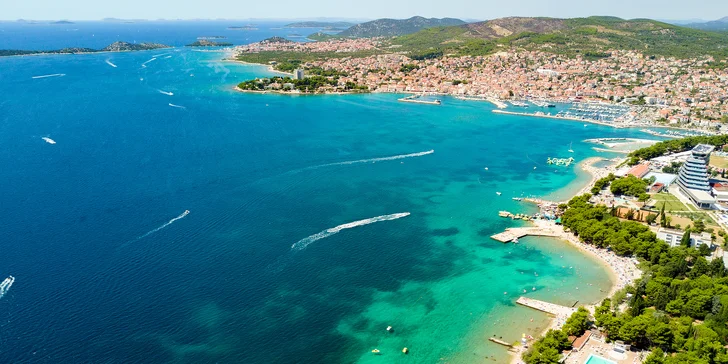 Vodice: dovolenkový pobyt v 4* hoteli pri pláži so stravou a vonkajším bazénom