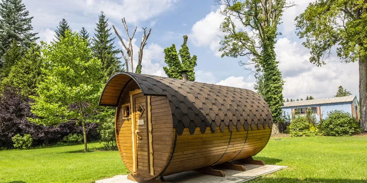 4* Resort Johanka alebo treehouse na Vysočine: polpenzia, vírivka, sauna a drevené sudy