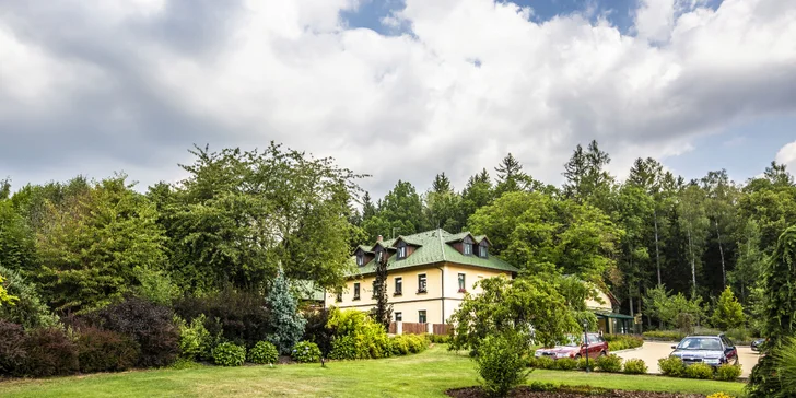 4* Resort Johanka alebo treehouse na Vysočine: polpenzia, vírivka, sauna a drevené sudy