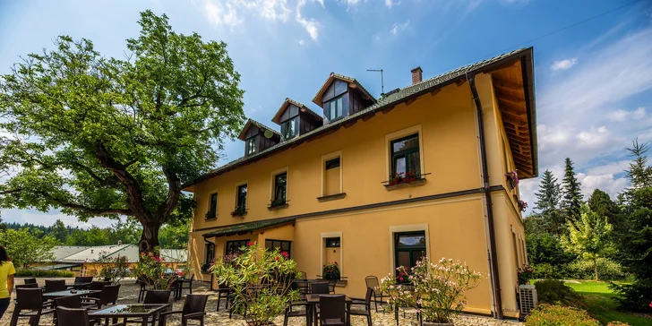 4* Resort Johanka alebo treehouse na Vysočine: polpenzia, vírivka, sauna a drevené sudy