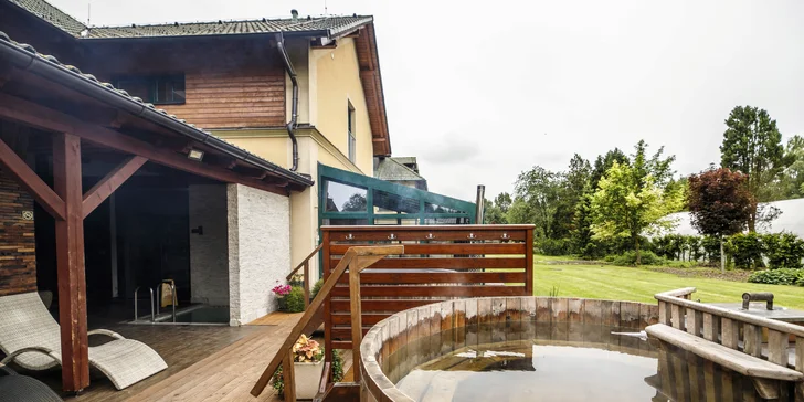 4* Resort Johanka alebo treehouse na Vysočine: polpenzia, vírivka, sauna a drevené sudy