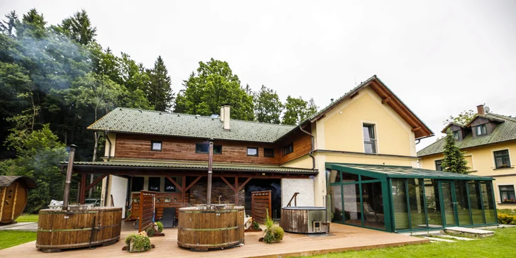 4* Resort Johanka alebo treehouse na Vysočine: polpenzia, vírivka, sauna a drevené sudy
