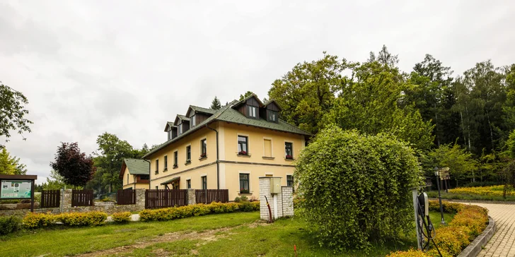 4* Resort Johanka alebo treehouse na Vysočine: polpenzia, vírivka, sauna a drevené sudy