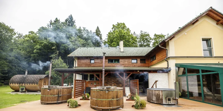 4* Resort Johanka alebo treehouse na Vysočine: polpenzia, vírivka, sauna a drevené sudy