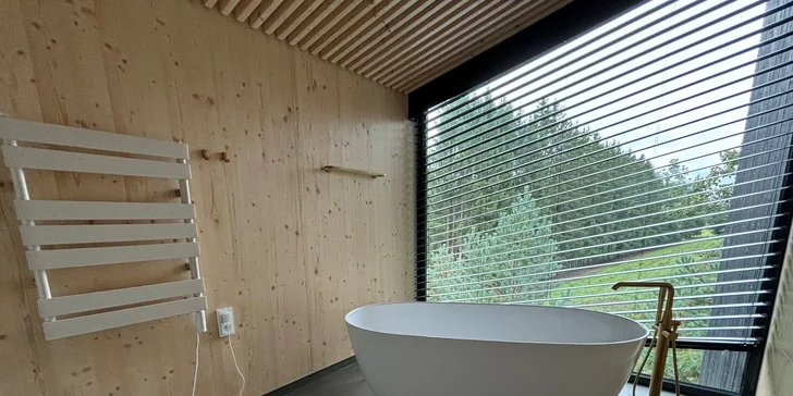 4* Resort Johanka alebo treehouse na Vysočine: polpenzia, vírivka, sauna a drevené sudy