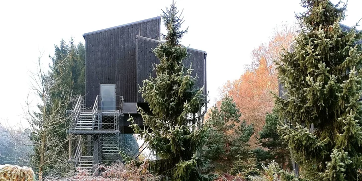 4* Resort Johanka alebo treehouse na Vysočine: polpenzia, vírivka, sauna a drevené sudy