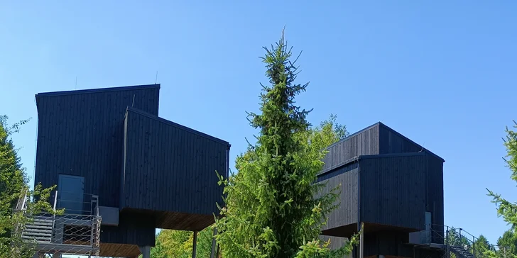 4* Resort Johanka alebo treehouse na Vysočine: polpenzia, vírivka, sauna a drevené sudy