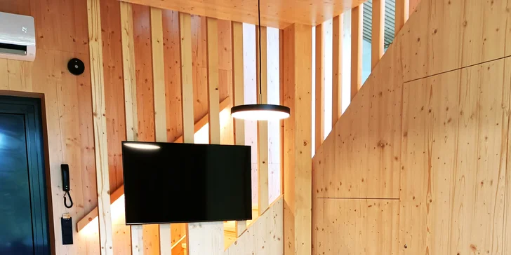 4* Resort Johanka alebo treehouse na Vysočine: polpenzia, vírivka, sauna a drevené sudy