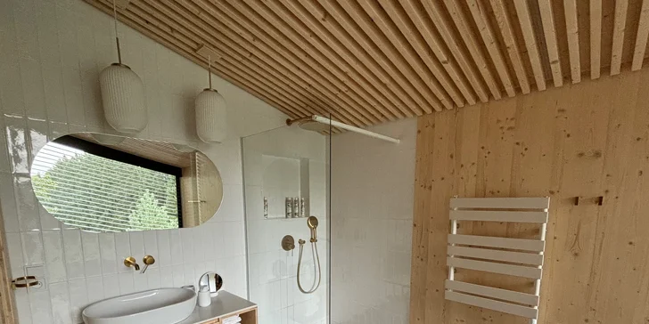4* Resort Johanka alebo treehouse na Vysočine: polpenzia, vírivka, sauna a drevené sudy