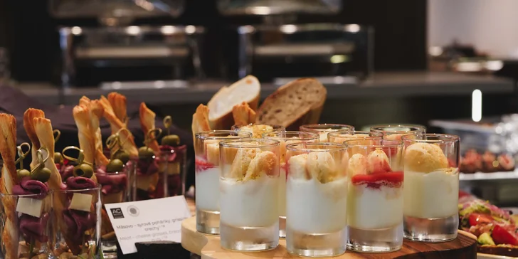 Nedeľný brunch pre dieťa či dospelého: šalátový bar, teplé pokrmy, polievky, dezert aj nápoje