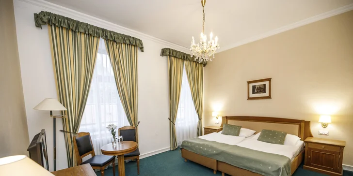 Pobyt v centre Českého Krumlova: elegantné izby a bufetové raňajky