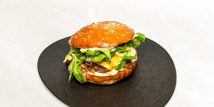 2 nadupané burgre s hovädzím mäsom