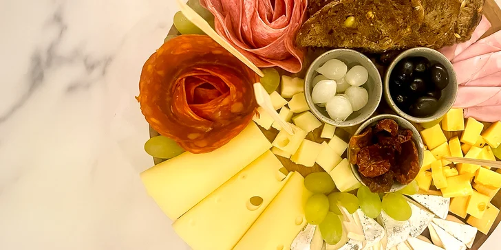 Šunkovo-syrový tanier s vínom pre 2 osoby