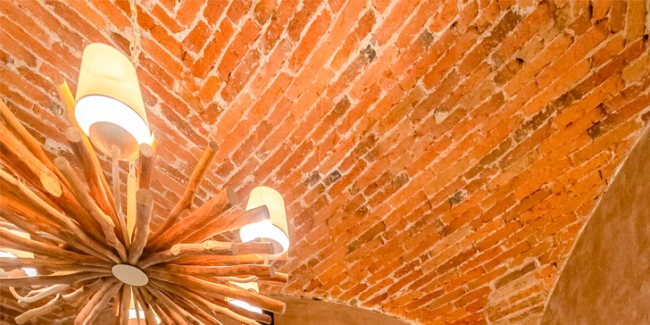 Šunkovo-syrový tanier s vínom pre 2 osoby