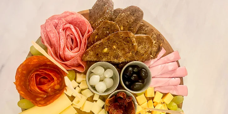 Šunkovo-syrový tanier s vínom pre 2 osoby