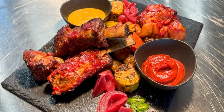 Tanier mäsových špecialít pre 3 osoby: hovädzie rebrá, údené koleno a prílohy