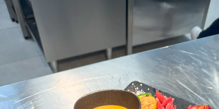 Tanier mäsových špecialít pre 3 osoby: hovädzie rebrá, údené koleno a prílohy