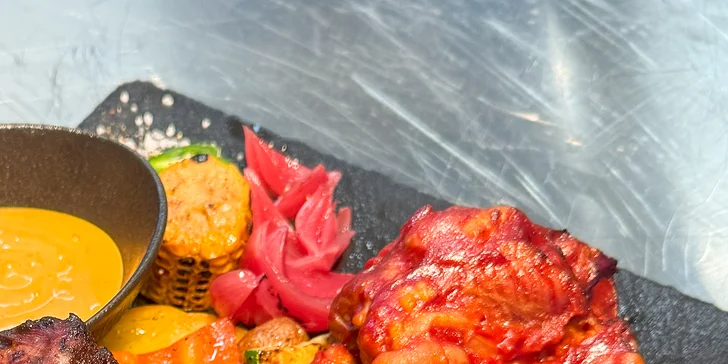 Tanier mäsových špecialít pre 3 osoby: hovädzie rebrá, údené koleno a prílohy