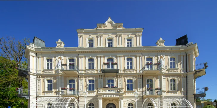 Zrekonštruovaný hotel v centre Františkových Lázní: raňajky alebo plná penzia, bazén aj procedúry