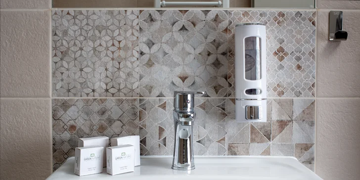 Zrekonštruovaný hotel v centre Františkových Lázní: raňajky alebo plná penzia, bazén aj procedúry