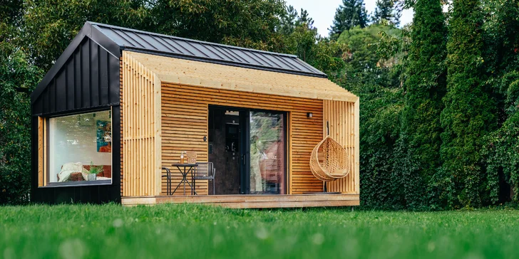 Za romantikou do Ostravy: tiny house s kuchyňou, Netflixom aj terasou s posedením