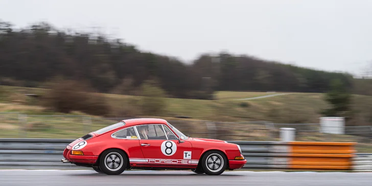 Jazda na pretekárskom okruhu SLOVAKIA RING alebo AUTOMOTODROM BRNO v jednom z legendárnych vozidiel Porsche
