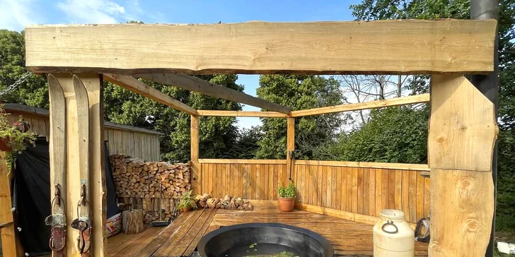 Glamping na severe Čiech s rybníkom a horúcim kúpeľom: ubytovanie až pre 6 osôb