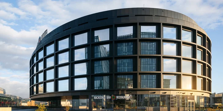 Moderný Stages Hotel**** pri O2 aréne: vychýrená kuchyňa, parkovanie v cene a skvelá dostupnosť do centra