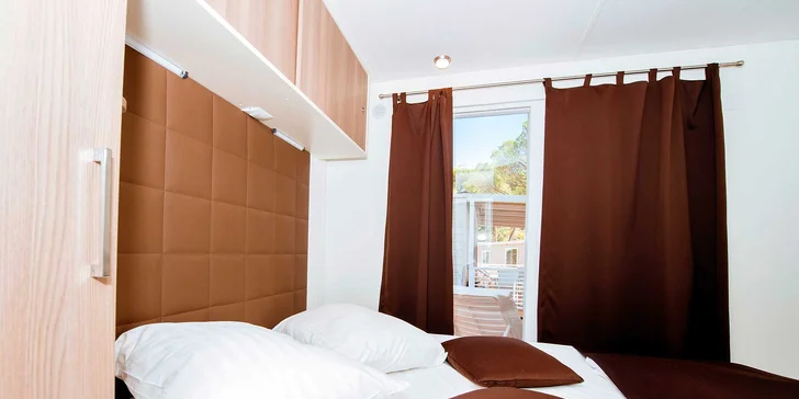 Resort v chorvátskom Zatone: mobilhome až pre 7 osôb, 400 m na pláž, bazény a zábava, možnosť polpenzie