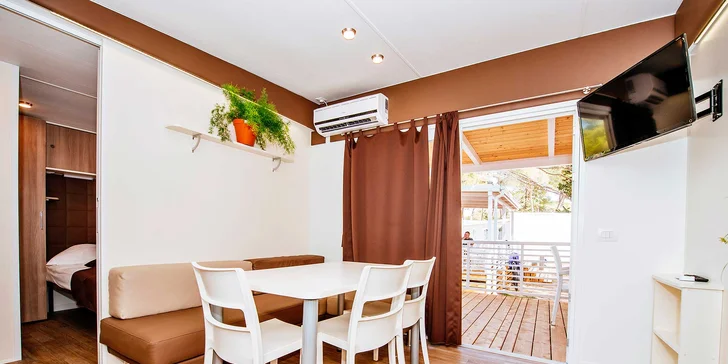 Resort v chorvátskom Zatone: mobilhome až pre 7 osôb, 400 m na pláž, bazény a zábava, možnosť polpenzie