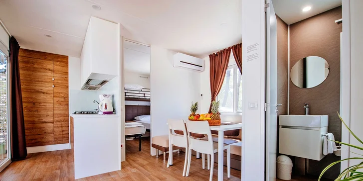 Resort v chorvátskom Zatone: mobilhome až pre 7 osôb, 400 m na pláž, bazény a zábava, možnosť polpenzie