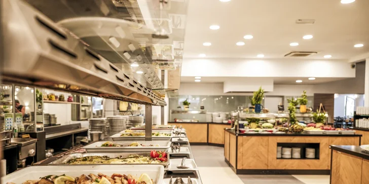 Resort v chorvátskom Zatone: mobilhome až pre 7 osôb, 400 m na pláž, bazény a zábava, možnosť polpenzie