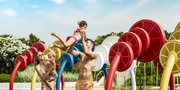 Resort v chorvátskom Zatone: mobilhome až pre 7 osôb, 400 m na pláž, bazény a zábava, možnosť polpenzie