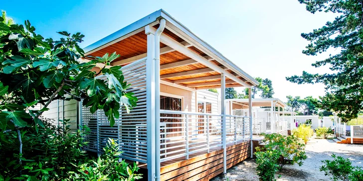 Resort v chorvátskom Zatone: mobilhome až pre 7 osôb, 400 m na pláž, bazény a zábava, možnosť polpenzie