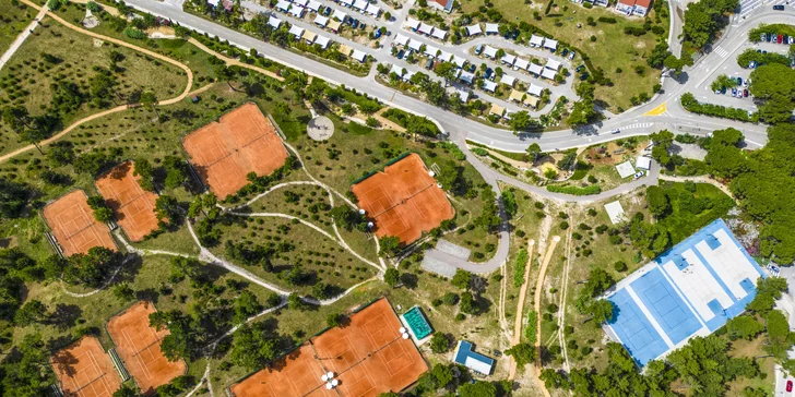 Resort v chorvátskom Zatone: mobilhome až pre 7 osôb, 400 m na pláž, bazény a zábava, možnosť polpenzie