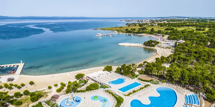 Resort v chorvátskom Zatone: mobilhome až pre 7 osôb, 400 m na pláž, bazény a zábava, možnosť polpenzie