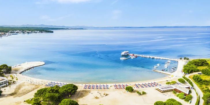 Resort v chorvátskom Zatone: mobilhome až pre 7 osôb, 400 m na pláž, bazény a zábava, možnosť polpenzie