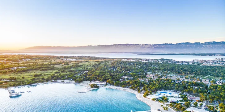 Resort v chorvátskom Zatone: mobilhome až pre 7 osôb, 400 m na pláž, bazény a zábava, možnosť polpenzie