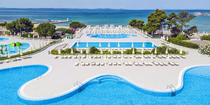 Resort v chorvátskom Zatone: mobilhome až pre 7 osôb, 400 m na pláž, bazény a zábava, možnosť polpenzie