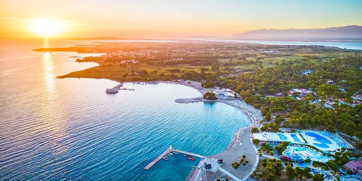 Resort v chorvátskom Zatone: mobilhome až pre 7 osôb, 400 m na pláž, bazény a zábava, možnosť polpenzie