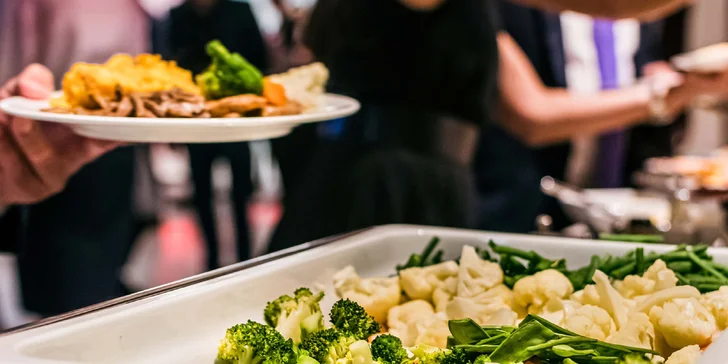 Nedeľný brunch pre dieťa či dospelého: šalátový bar, teplé pokrmy, polievky, dezert aj nápoje