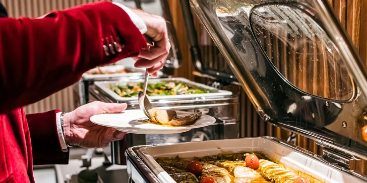 Nedeľný brunch pre dieťa či dospelého: šalátový bar, teplé pokrmy, polievky, dezert aj nápoje