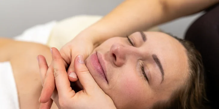 Omladenie bez skalpela: Tréning tvárových svalov a ošetrenie EMS prístrojom, aj permanentka