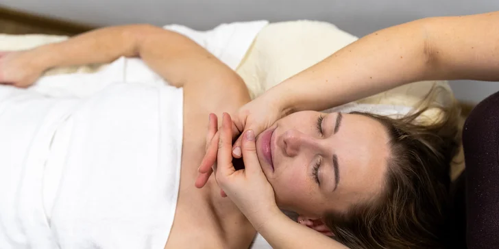 Omladenie bez skalpela: Tréning tvárových svalov a ošetrenie EMS prístrojom, aj permanentka